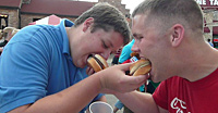 Teenager beissen in Burger