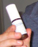 Sativex Spray in der Hand zum Groessenvergleich