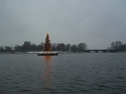 Weihnachtsbaum auf einer kleinen Insel in der Hamburger Binnenalster
